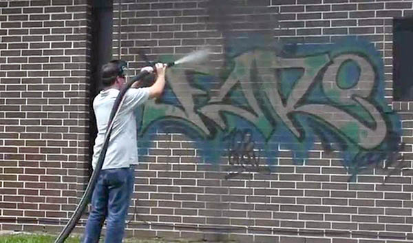 простой способ удаление граффити – закрашивание