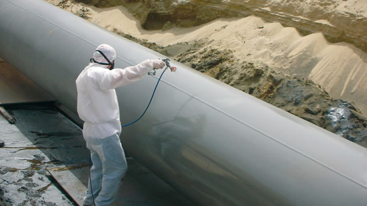 защита трубопровода от коррозии при помощи покраски