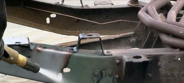чистка рамы автомобиля от ржавчины, удаление старой краски с металла